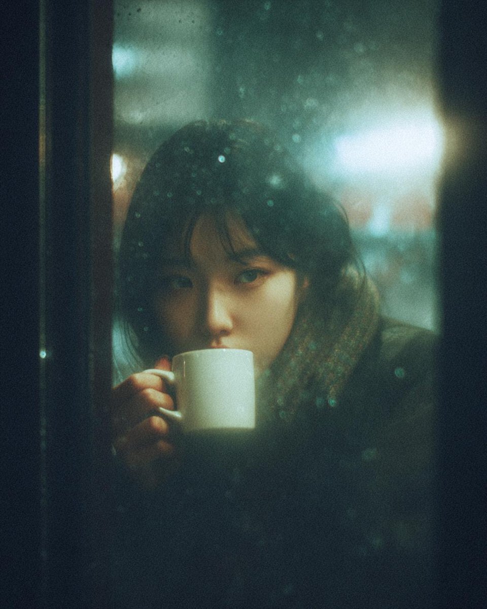 一个电影感、忧郁氛围的照片:夜晚咖啡馆内坐着的年轻女子,透过 1